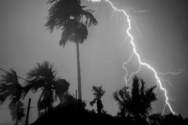 ৬০ কিমি বেগে  ঝড় হতে পারে  ৮ অঞ্চলের ওপর দিয়ে